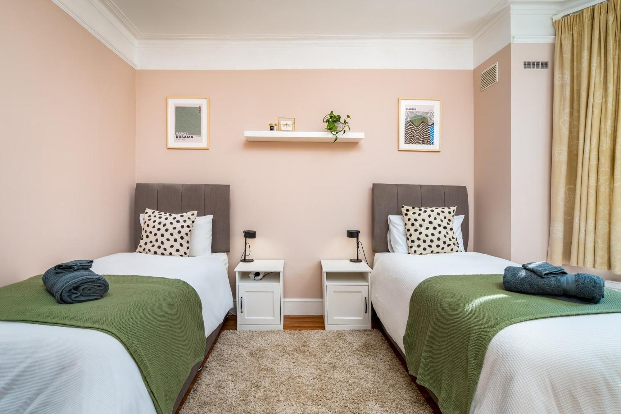 Homely And Stylish Apartment With A Garden In East Finchley Лондон Екстериор снимка